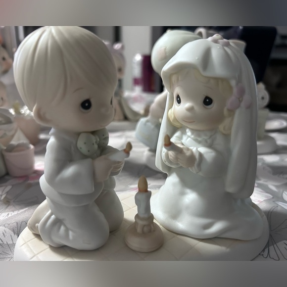 Retired Precious Moments Figurine “The Lord is Your Light to Happiness” - Picture 2 of 6